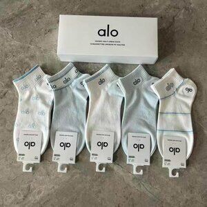 A40- ALO Yoga Women's Sky & Ivory Logo Ankle Socks 5-Pair Box Set - NWT